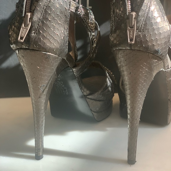 Pelle Moda bronze snake print 4.5 inch heels size 8.5 - Picture 3 of 4